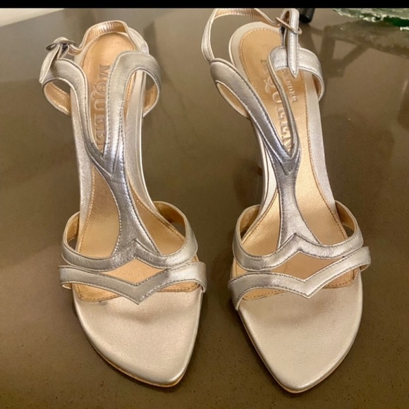 ALEXANDER MC QUEEN. Gorgeous Silver Strappy Heels , 37 1/2 . NEW CONDITION ❤️💕 - Picture 2 of 11